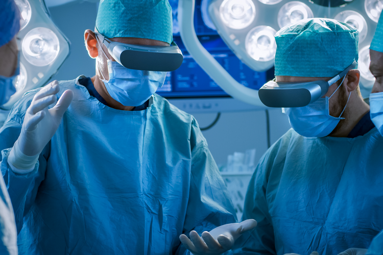 Médicos que usan anteojos AR en cirugía 
