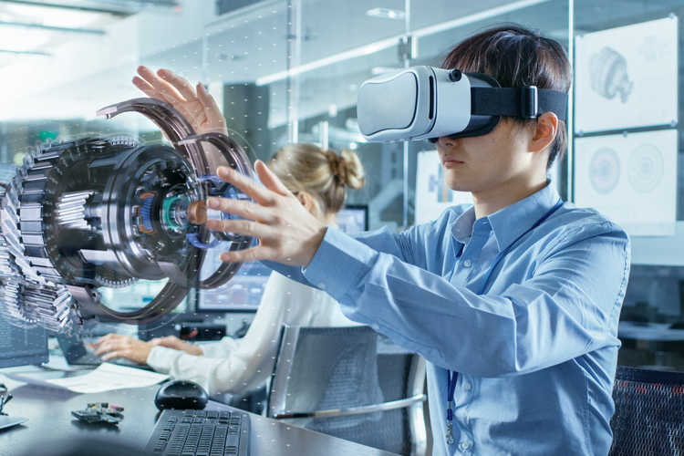 Mercado de hologramas - Ingeniero informático con casco de realidad virtual que trabaja con visualización de hologramas de modelos 3D