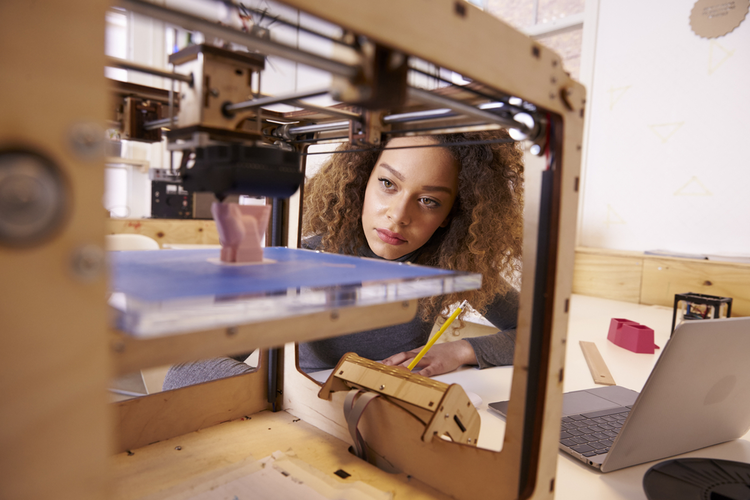 Mujer usando una impresora 3D