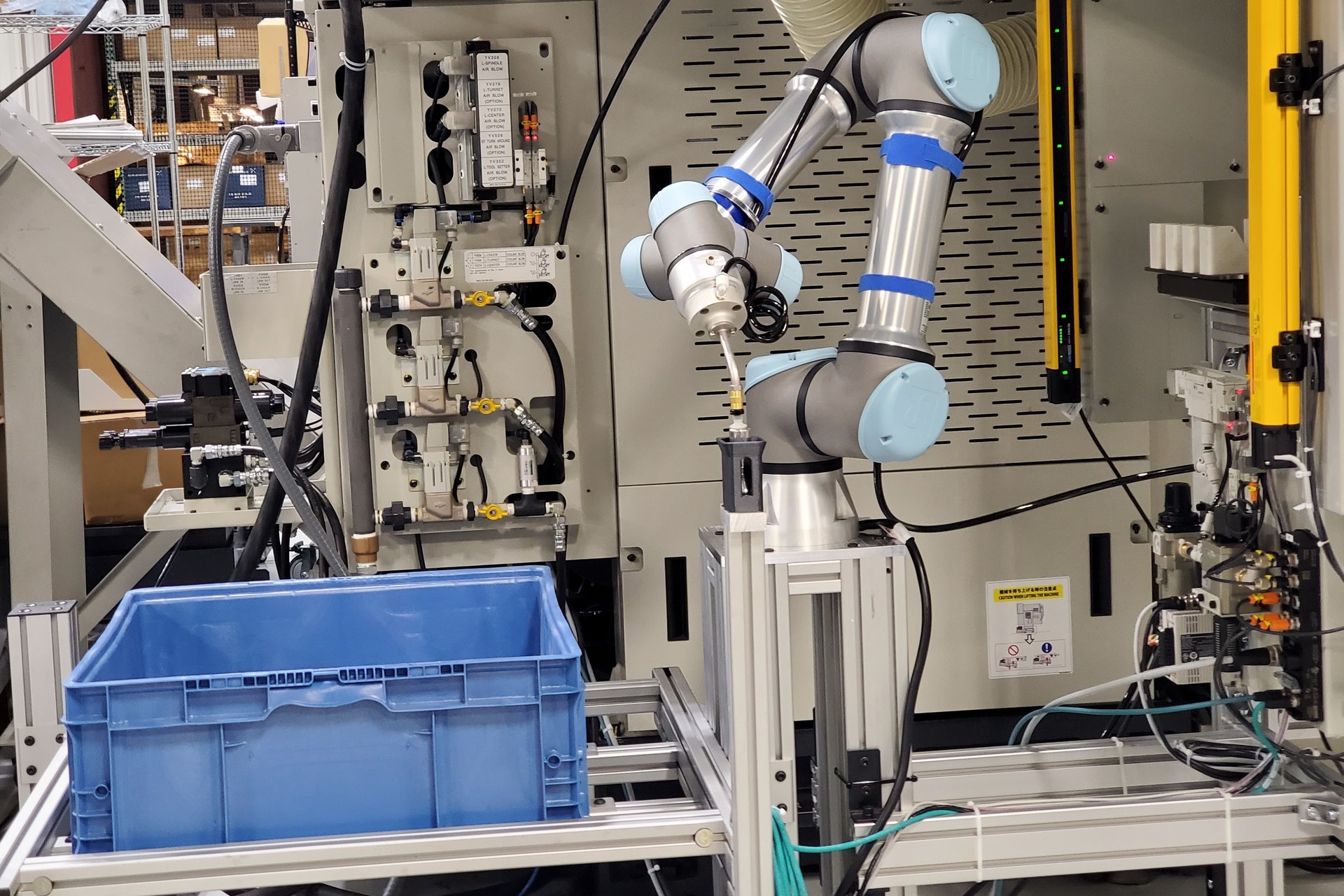 Esta automatización es una puerta de entrada a la fabricación de luces 1 FullHD_UR Robot - en el suelo (2).jpg - hace unos segundos