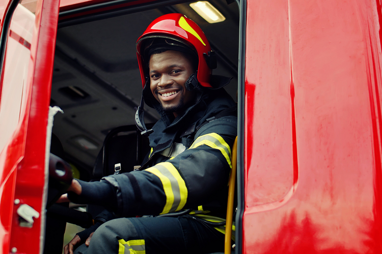 ¿Cómo funcionan los cascos de bombero para mantener seguros a los bomberos?