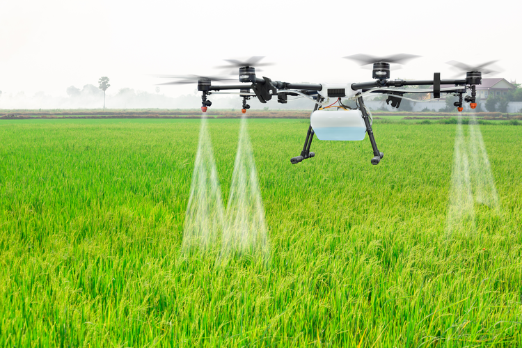 Un dron agrícola rociando campos
