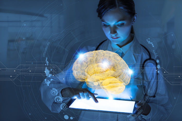 Doctora interactuando con una tableta, con un gráfico de un cerebro que se cierne sobre la tableta para representar las tecnologías de atención médica de IA