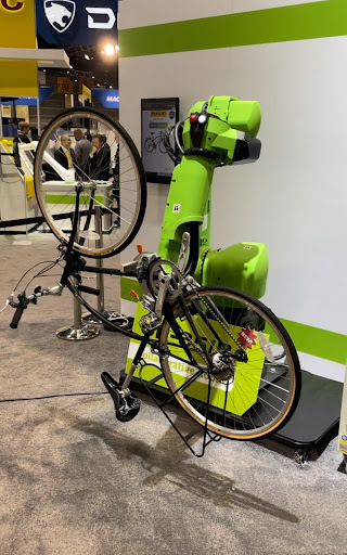 Robots alucinantes, abastecimiento más inteligente y una nueva era de fabricación: 3 conclusiones clave de IMTS 2 Medium_bike.jpg - hace unos segundos
