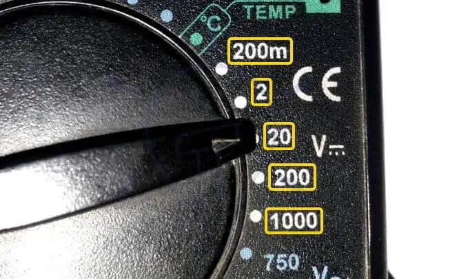 Selección del rango de medición de voltaje de CC del DMM