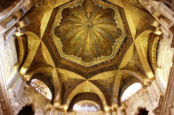 Cúpula de arco cruzado de la Gran Mezquita de Córdoba, España.