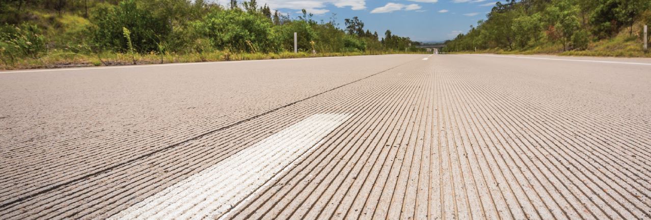 Pavimento de hormigón en la autopista Hunter de Australia, que demuestra la aplicación de la tecnología de ranurado con diamante