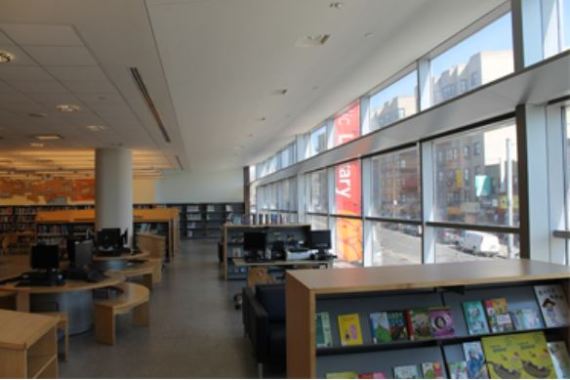Muro cortina y estantes de luz en el espacio de la biblioteca del segundo piso