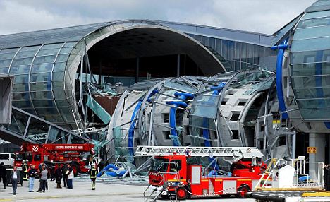 Techo de hormigón en el aeropuerto francés, una sección de unos 30 m de largo se derrumbó para convertirse en una pasarela de embarque 