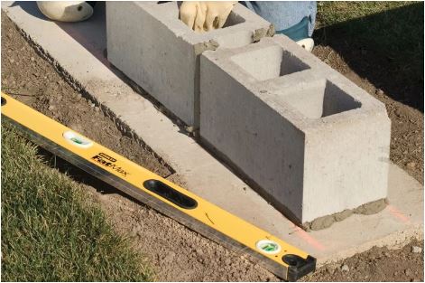 Coloque un bloque de cemento encima de los cimientos