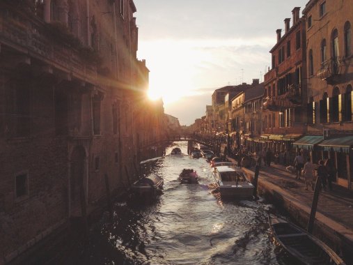Canal de la ciudad de Venecia