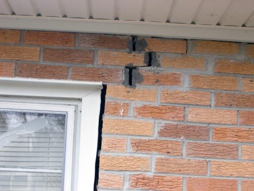 Desprendimiento de marcos de ventanas por inestabilidad de cimientos 