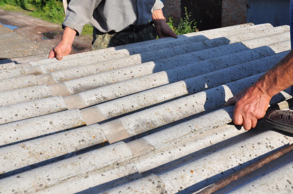 ¿Cómo instalar láminas para techos de cemento de asbesto corrugado?