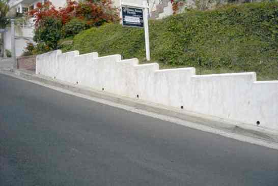 Muros de hormigón o mampostería con orificios de drenaje para estabilizar taludes