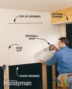 Cortar el panel de yeso en la abertura de la puerta: imagen cortesía de familyhandyman