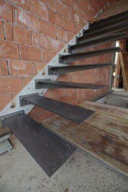 escaleras voladizas de acero