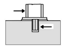 Clave de corte en la junta entre la placa base de la columna de acero y la superficie de la zapata