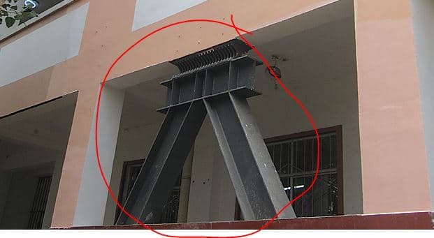 Un amortiguador de rendimiento de metal instalado en un edificio de gran altura
