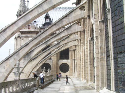 Contrafuerte volador de la catedral de Notre Dame en París