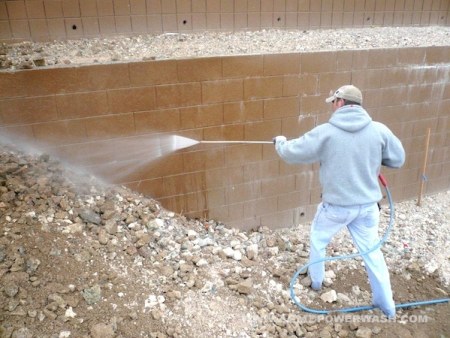 Eliminación de eflorescencias con agua a presión.