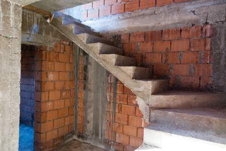 Escaleras de hormigón después de quitar el encofrado