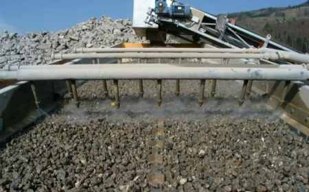 Procesamiento de agregado de concreto triturado.