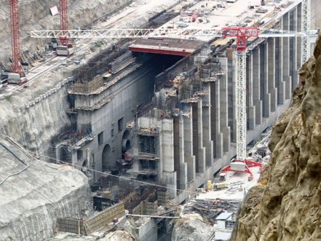 Construcción de central eléctrica con cemento de baja temperatura.
