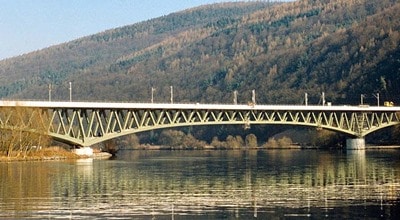 puente de hierro sobre el río