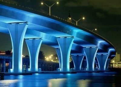 iluminación atractiva del puente