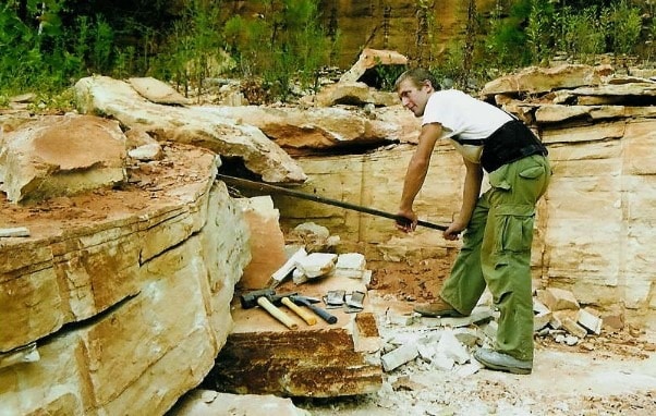 La extracción de piedra con herramientas manuales - acuñamiento
