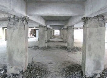 Pilares en el piso abierto inferior de un edificio de seis pisos