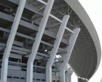 columnas inclinadas del estadio