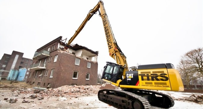 Demolición de un edificio utilizando una excavadora de gran alcance
