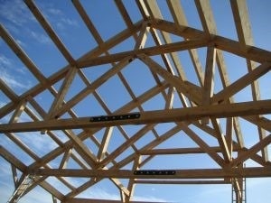 Armadura de techo de madera de construcción