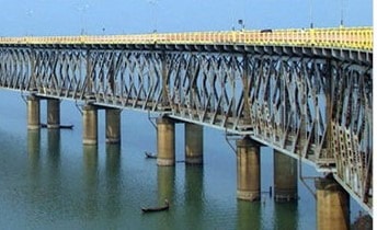 puente de carretera y ferrocarril