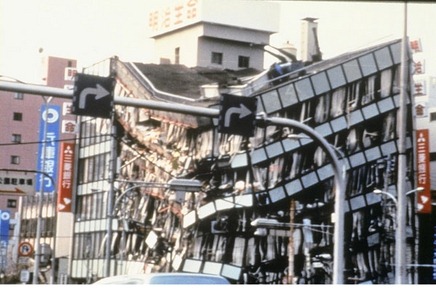 Edificio de hormigón armado durante un terremoto
