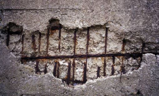Descascarillado del hormigón debido a la corrosión de las barras de refuerzo en entornos hostiles