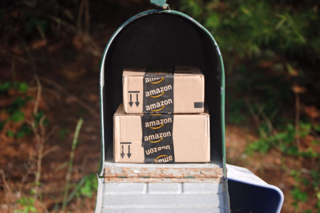 ¿Cómo los gigantes del comercio electrónico como Amazon ofrecen envíos rápidos y gratuitos?