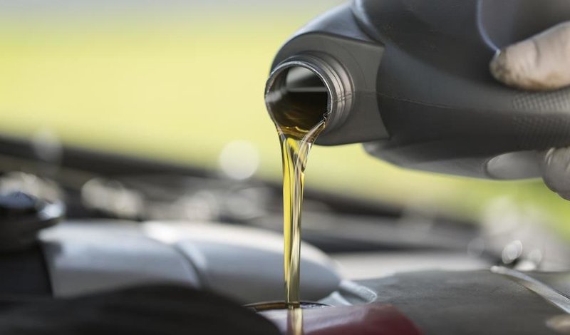 Llenado de aceite automotriz