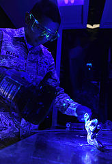Los expertos en pruebas no destructivas del escuadrón de mantenimiento realizan pruebas de líquidos penetrantes